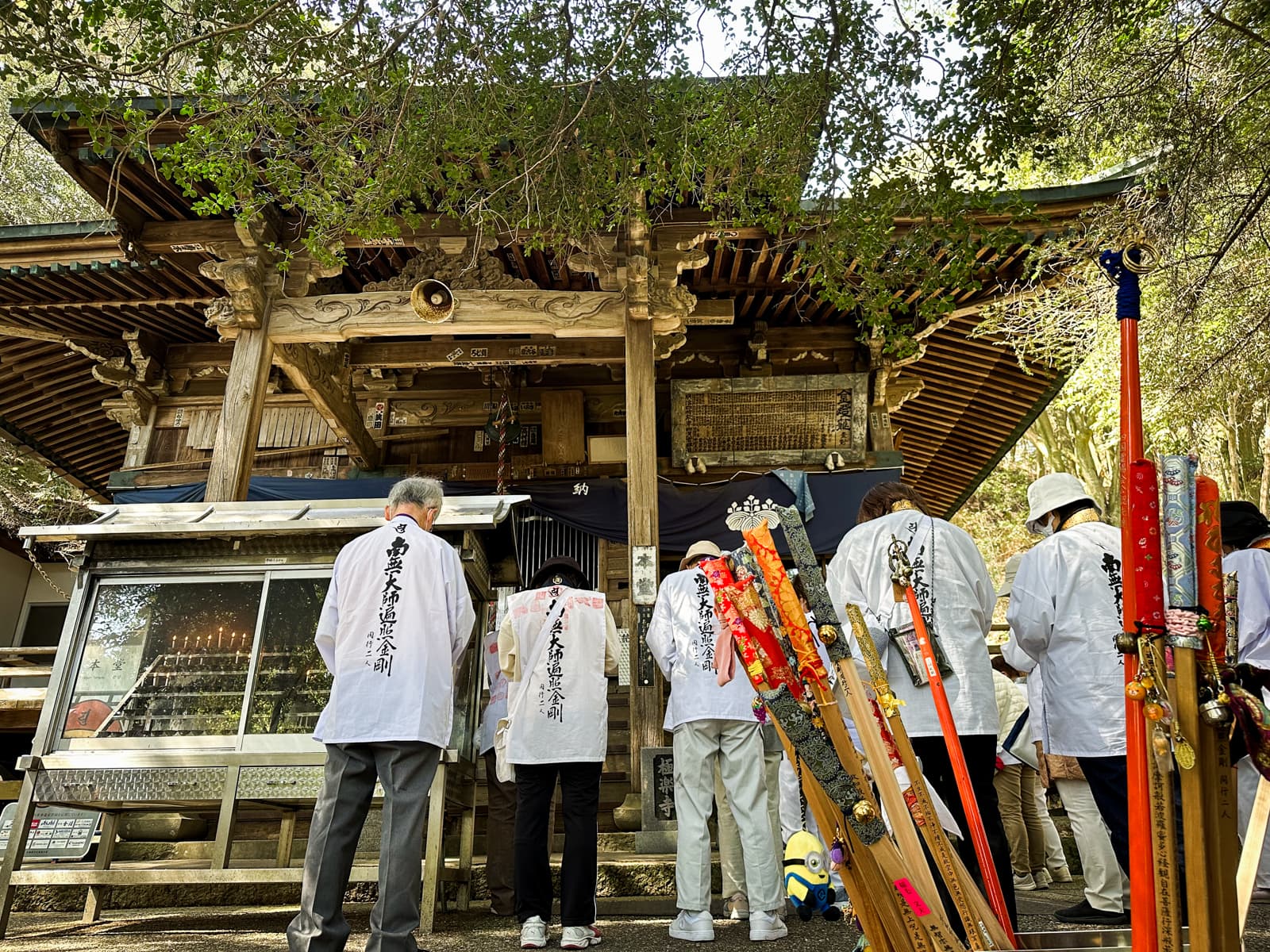ohenro wearing pilgrim gear, praying at Gokurakuji, temple 2 of the Shikoku Pilgrimage.